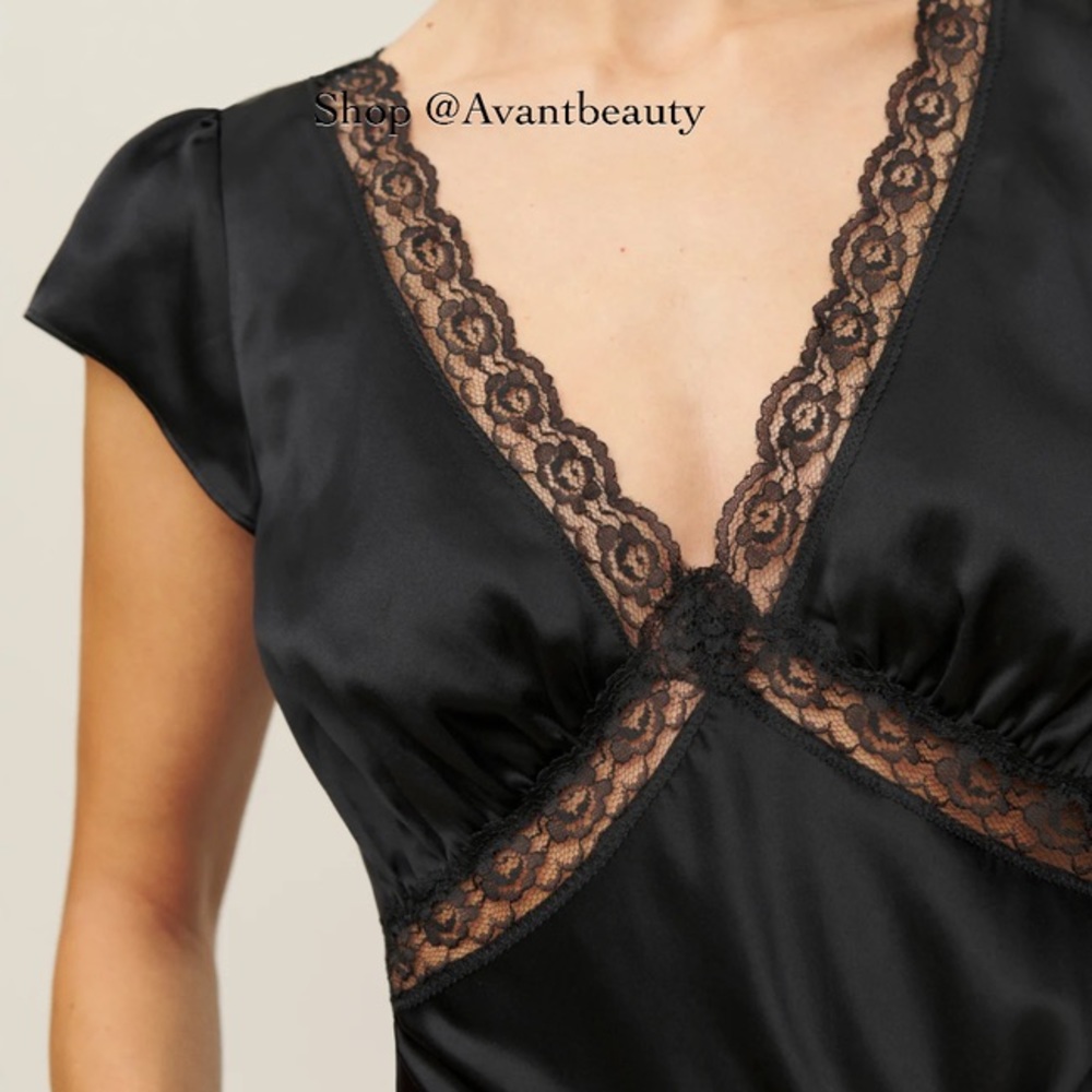 NWT reformation Audrey silk top size 0 black V Neck